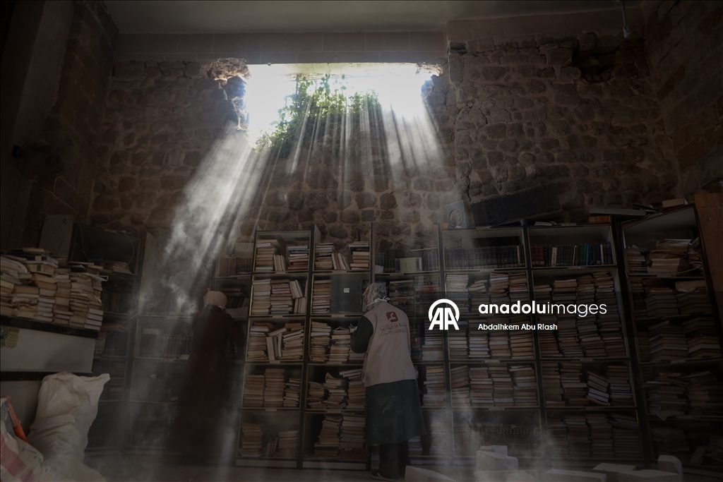 Gazze’de Büyük Ömeri Camii Kütüphanesi’nde hasar gören eserler kurtarılıyor
