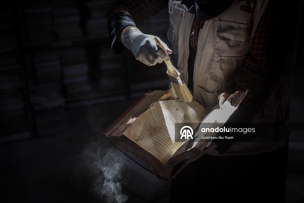 В Газе спасают поврежденные книги из библиотеки Большой мечети Омара