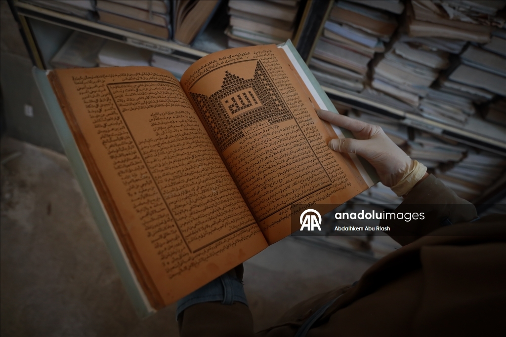 Gazze’de Büyük Ömeri Camii Kütüphanesi’nde hasar gören eserler kurtarılıyor