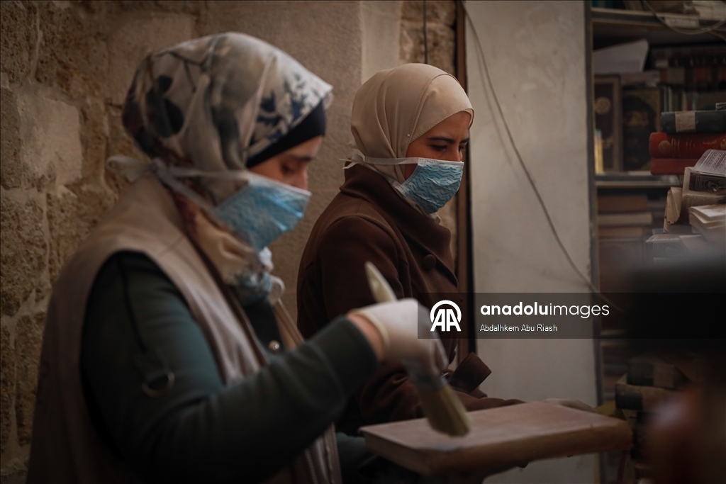 В Газе спасают поврежденные книги из библиотеки Большой мечети Омара