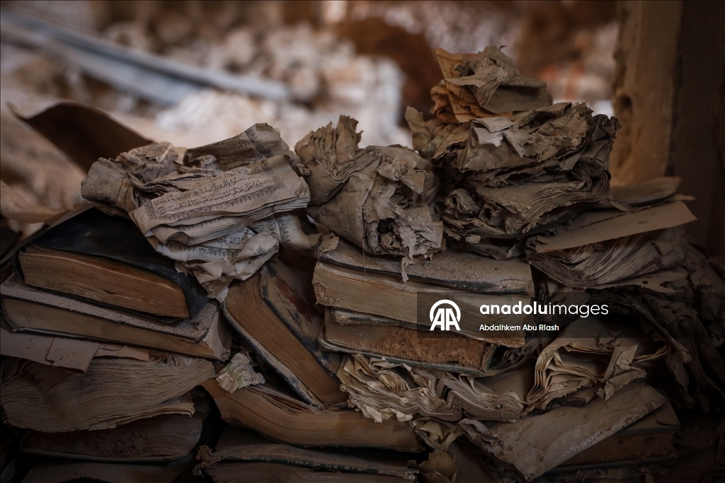 Gazze’de Büyük Ömeri Camii Kütüphanesi’nde hasar gören eserler kurtarılıyor