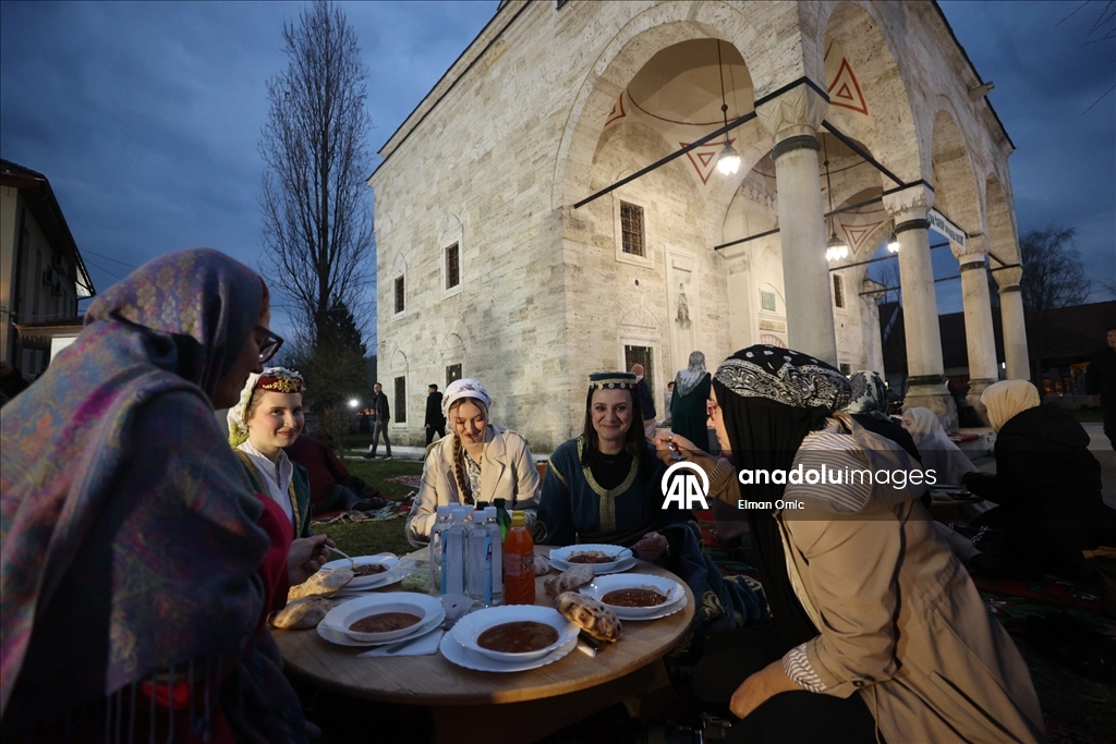 В исторической мечети Ферхадия в Боснии и Герцеговине прошел традиционный ифтар