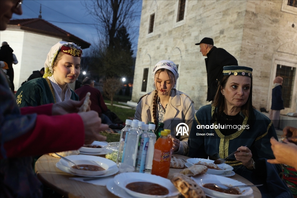 В исторической мечети Ферхадия в Боснии и Герцеговине прошел традиционный ифтар