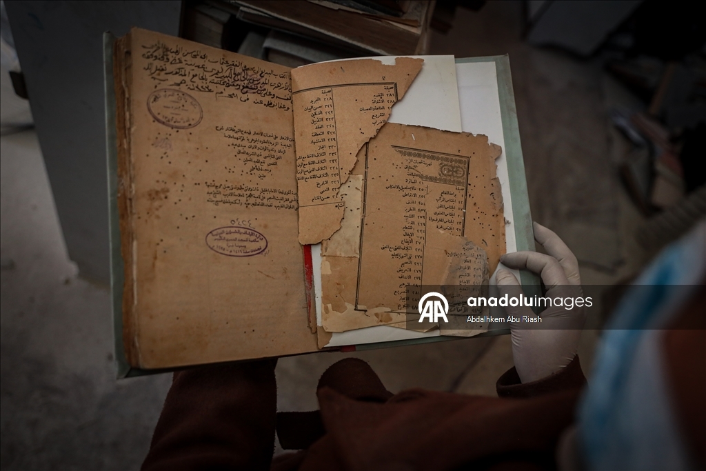 В Газе спасают поврежденные книги из библиотеки Большой мечети Омара