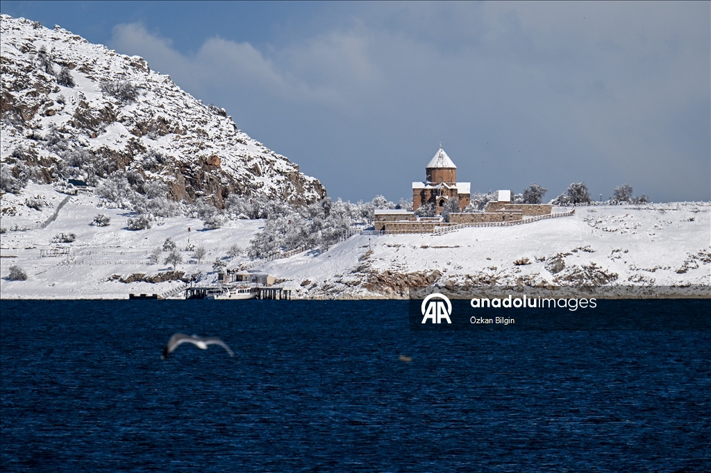 Akdamar Adası beyaza büründü
