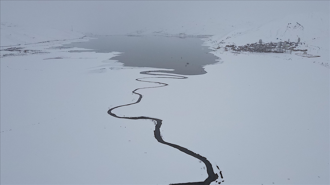 Bayburt'ta menderesler karla kaplandı