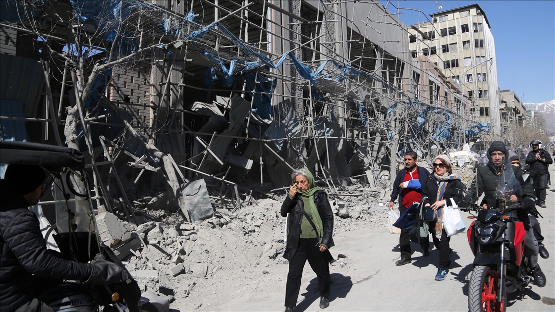 ABD-İsrail'in İran'a saldırılarında ağır hasar alan Firdevsi Meydanı ve çevresi görüntülendi