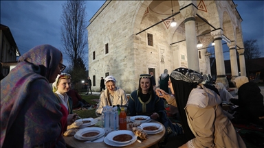 Bosna Hersek'teki tarihi Ferhadiye Camisi'nde geleneksel iftar sofrası kuruldu