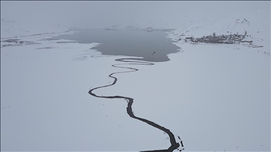 Bayburt'ta menderesler karla kaplandı