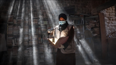 Gazze’de Büyük Ömeri Camii Kütüphanesi’nde hasar gören eserler kurtarılıyor