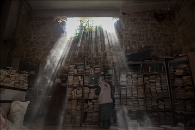 В Газе спасают поврежденные книги из библиотеки Большой мечети Омара