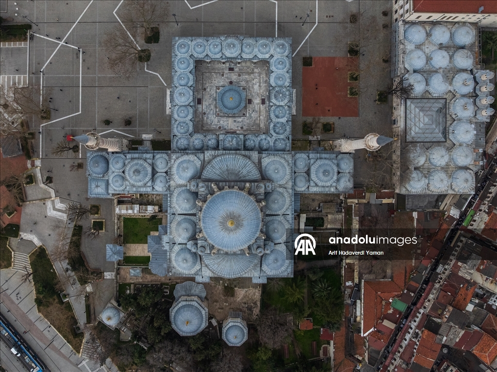 Мечеть Бейазит на историческом полуострове является отражением классической архитектуры Османского государства