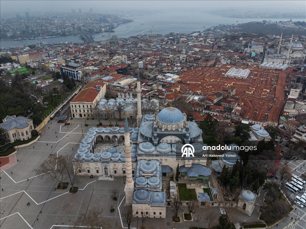 Мечеть Бейазит на историческом полуострове является отражением классической архитектуры Османского государства