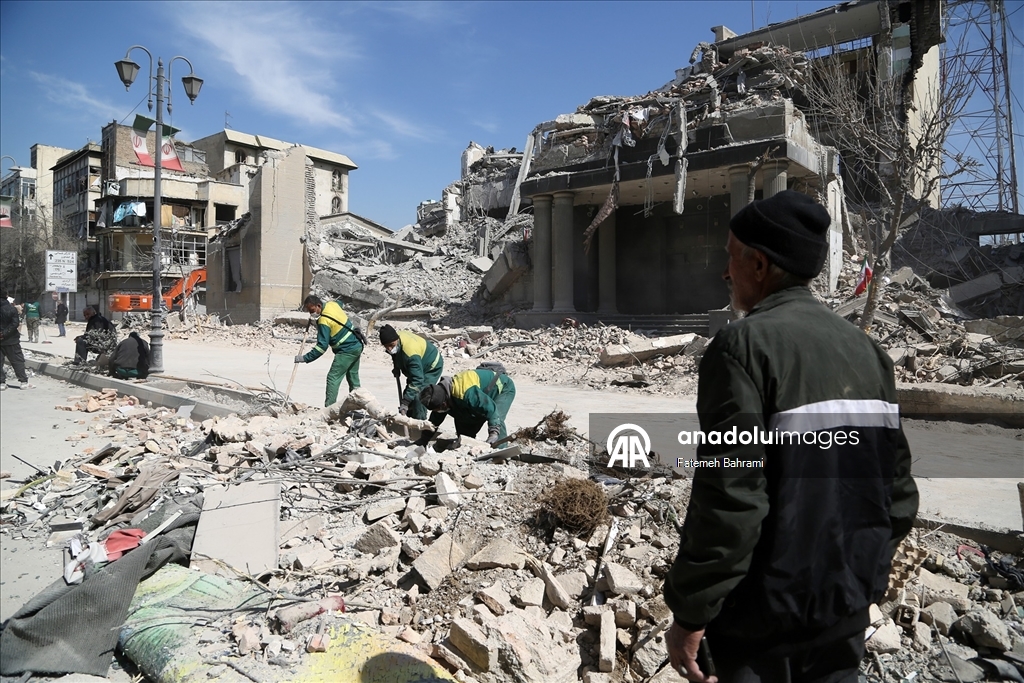 AA Ekibi, ABD-İsrail saldırısında hedef alınan İnkilap Meydanı'nı görüntüledi