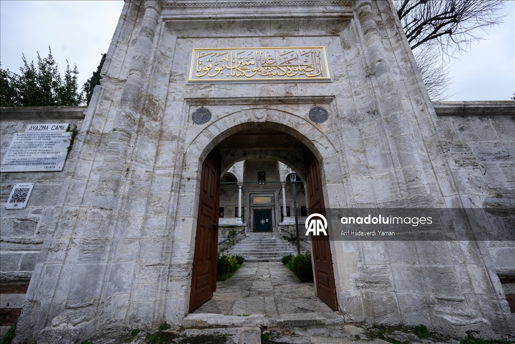 جامع آيازما.. أيقونة تجمع الباروك العثماني بالعمارة التقليدية 