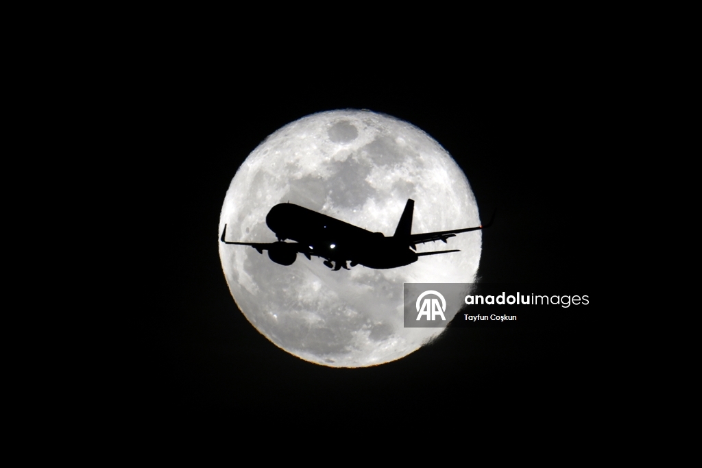 San Francisco Körfezi üzerinde dolunay yükseldi