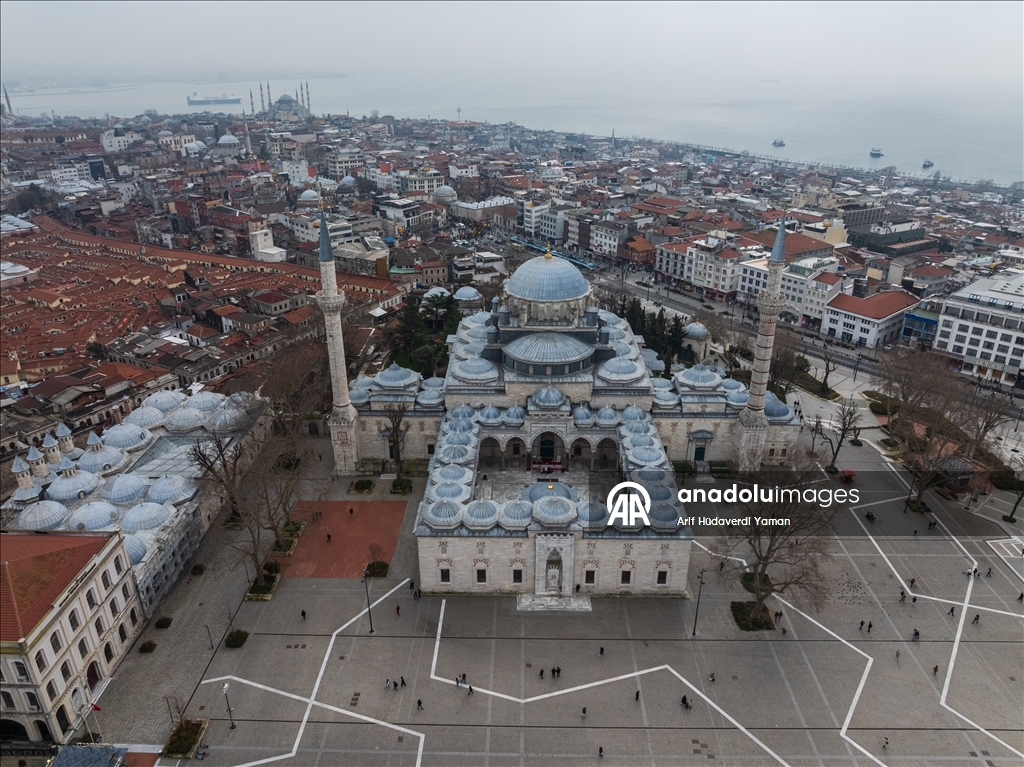 Мечеть Бейазит на историческом полуострове является отражением классической архитектуры Османского государства