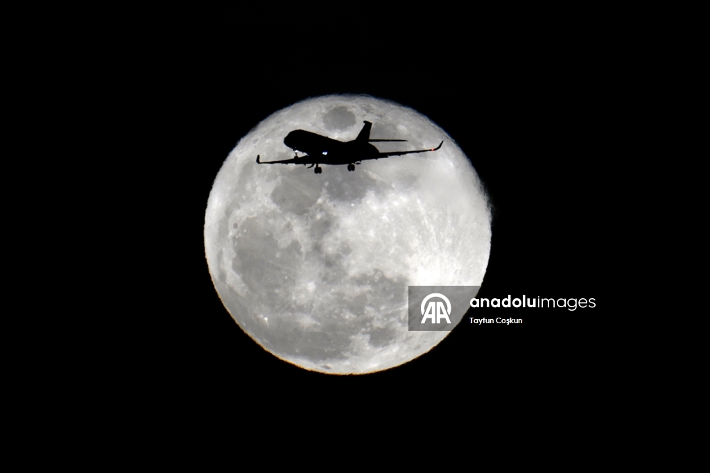 San Francisco Körfezi üzerinde dolunay yükseldi