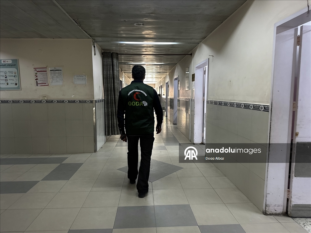 Американский врач продолжает свою профессиональную деятельность в Газе, где система здравоохранения находится на грани коллапса