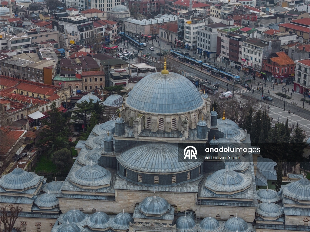 Мечеть Бейазит на историческом полуострове является отражением классической архитектуры Османского государства