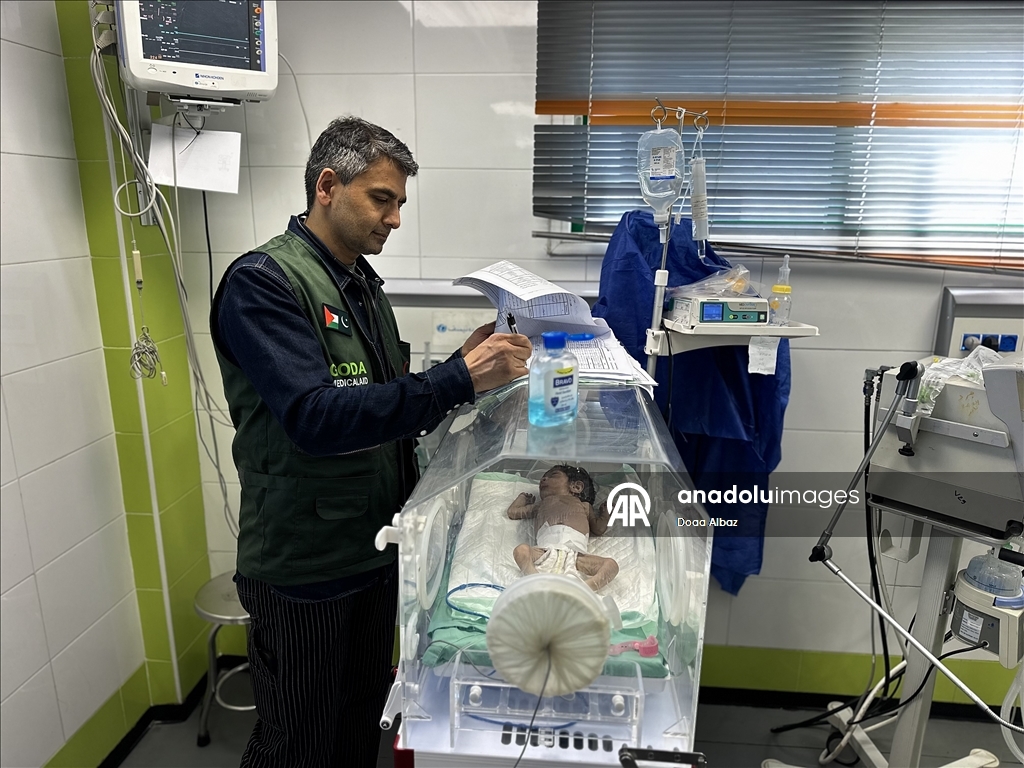 Американский врач продолжает свою профессиональную деятельность в Газе, где система здравоохранения находится на грани коллапса