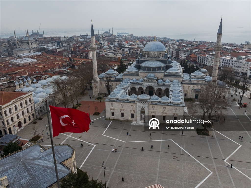 Мечеть Бейазит на историческом полуострове является отражением классической архитектуры Османского государства