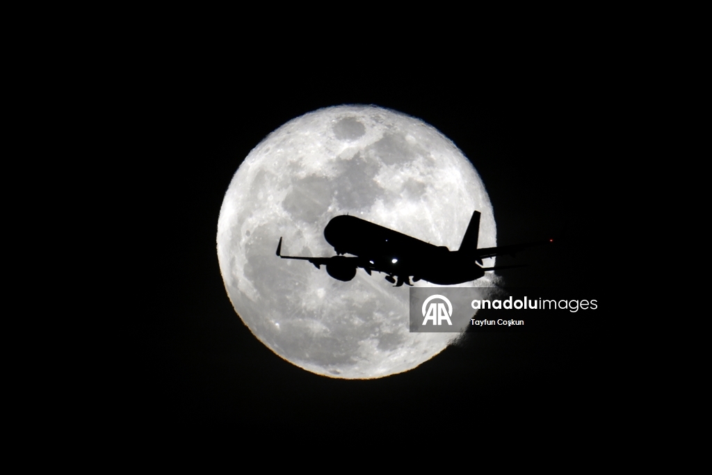 San Francisco Körfezi üzerinde dolunay yükseldi