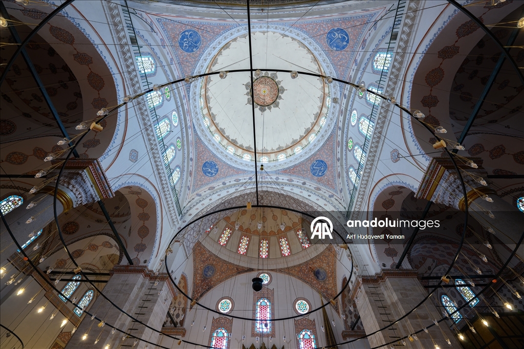 Мечеть Бейазит на историческом полуострове является отражением классической архитектуры Османского государства