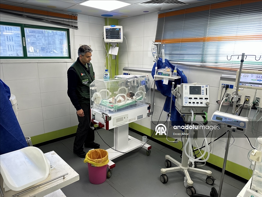 Американский врач продолжает свою профессиональную деятельность в Газе, где система здравоохранения находится на грани коллапса