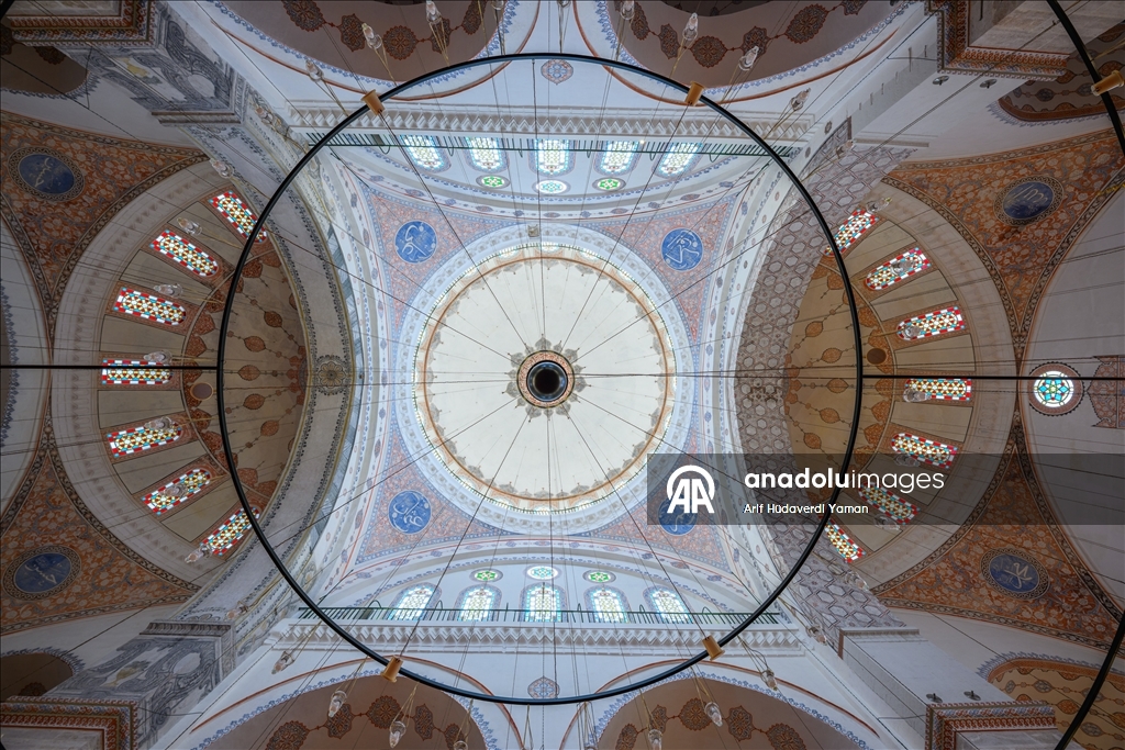 Мечеть Бейазит на историческом полуострове является отражением классической архитектуры Османского государства