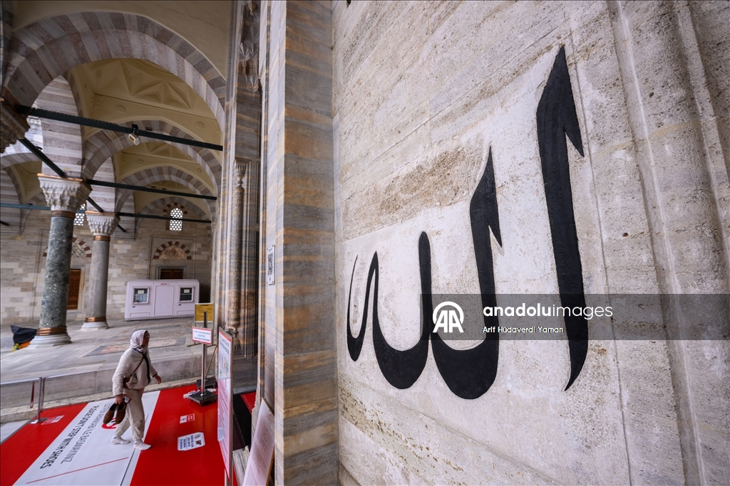 Мечеть Бейазит на историческом полуострове является отражением классической архитектуры Османского государства