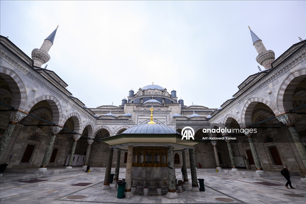 Мечеть Бейазит на историческом полуострове является отражением классической архитектуры Османского государства