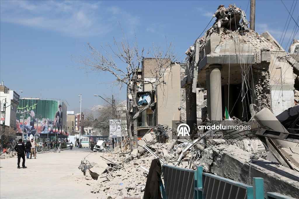 AA Ekibi, ABD-İsrail saldırısında hedef alınan İnkilap Meydanı'nı görüntüledi
