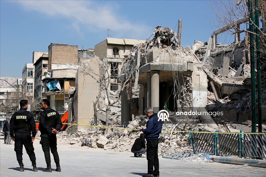 AA Ekibi, ABD-İsrail saldırısında hedef alınan İnkilap Meydanı'nı görüntüledi