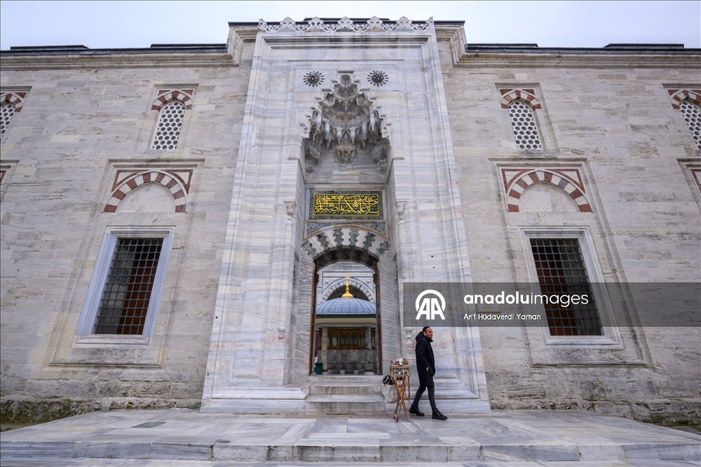 Мечеть Бейазит на историческом полуострове является отражением классической архитектуры Османского государства