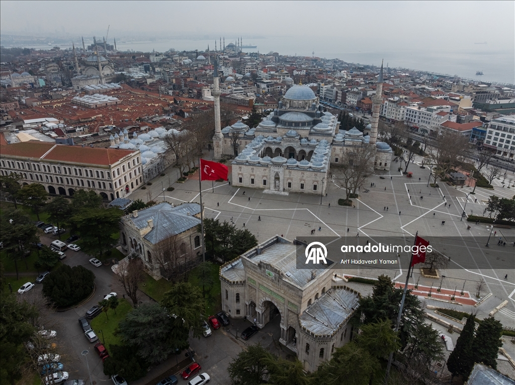 Мечеть Бейазит на историческом полуострове является отражением классической архитектуры Османского государства