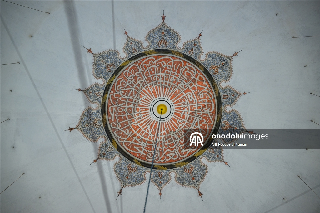 Мечеть Бейазит на историческом полуострове является отражением классической архитектуры Османского государства