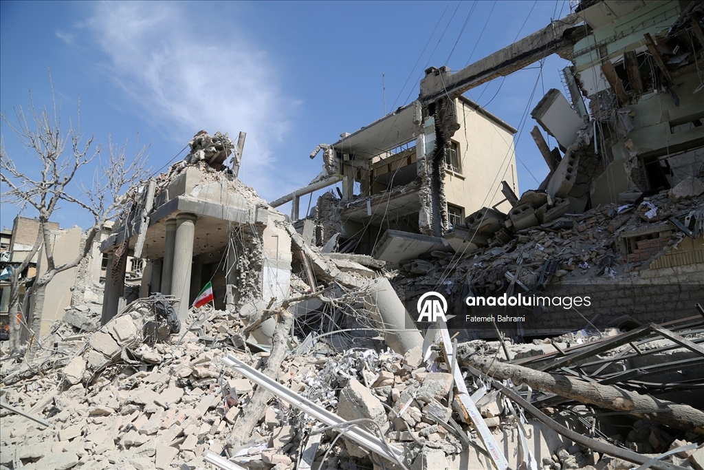 AA Ekibi, ABD-İsrail saldırısında hedef alınan İnkilap Meydanı'nı görüntüledi