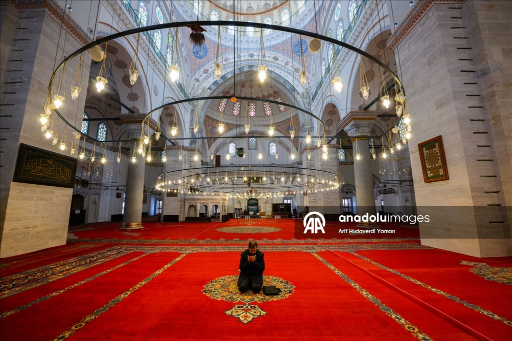 Мечеть Бейазит на историческом полуострове является отражением классической архитектуры Османского государства