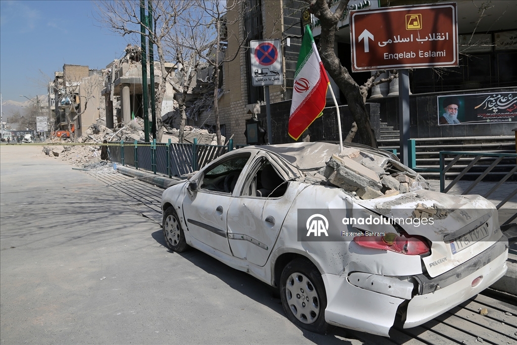AA Ekibi, ABD-İsrail saldırısında hedef alınan İnkilap Meydanı'nı görüntüledi