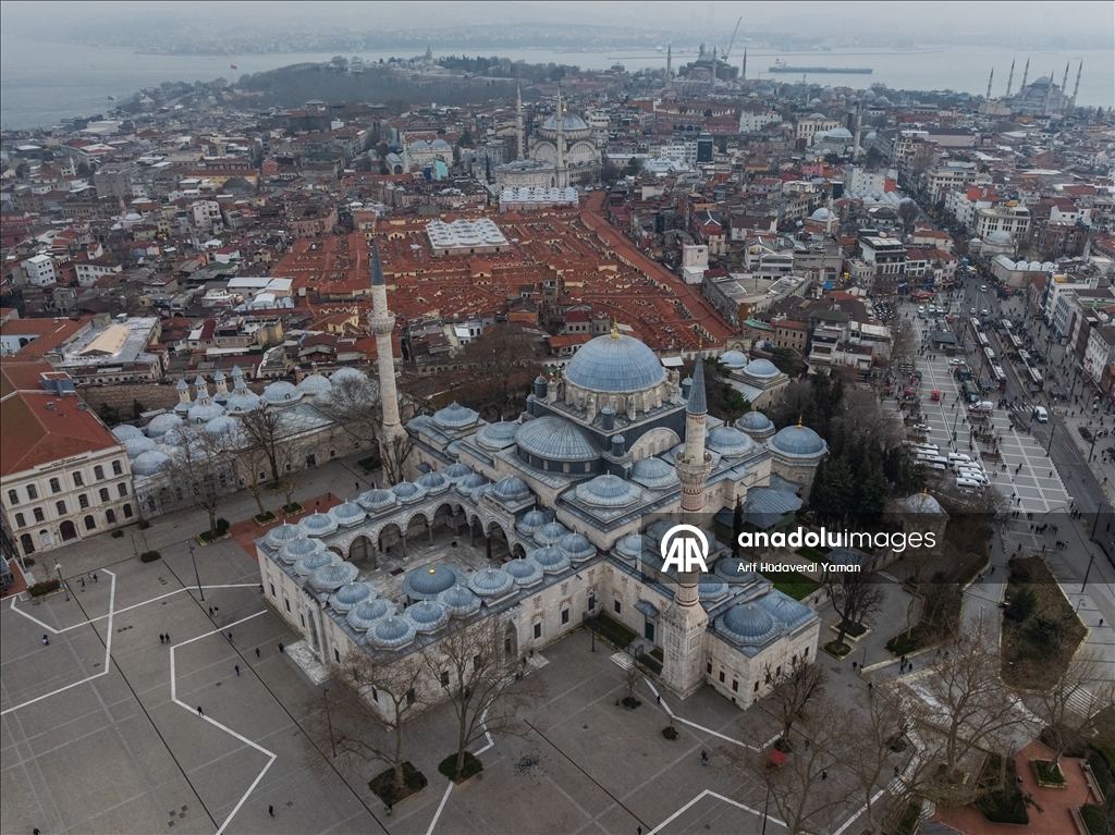 Мечеть Бейазит на историческом полуострове является отражением классической архитектуры Османского государства