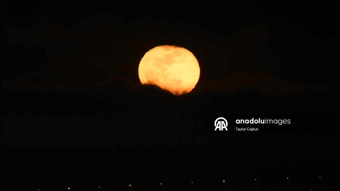 San Francisco Körfezi üzerinde dolunay yükseldi