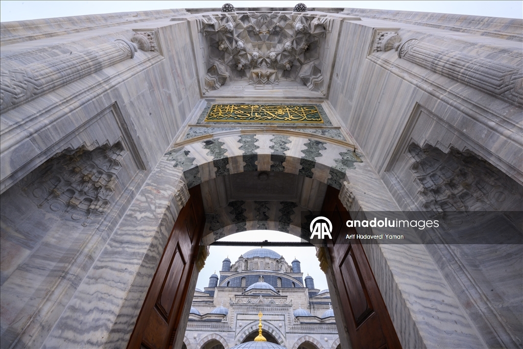 Мечеть Бейазит на историческом полуострове является отражением классической архитектуры Османского государства