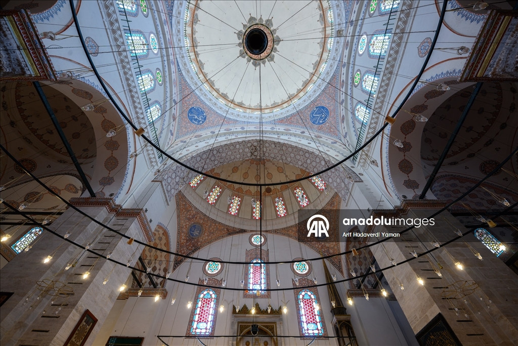 Мечеть Бейазит на историческом полуострове является отражением классической архитектуры Османского государства