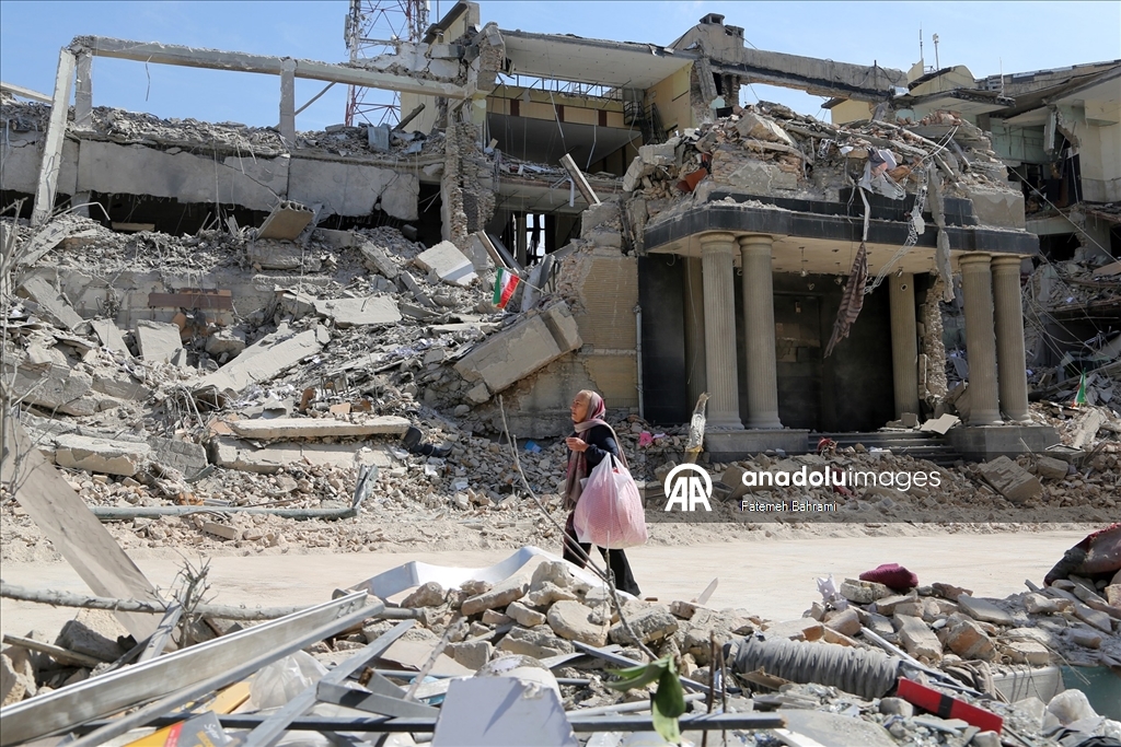 AA Ekibi, ABD-İsrail saldırısında hedef alınan İnkilap Meydanı'nı görüntüledi