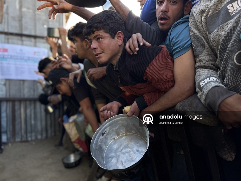 Gazze'de yerinden edilmiş Filistinlilere sıcak yemek dağıtımı yapıldı