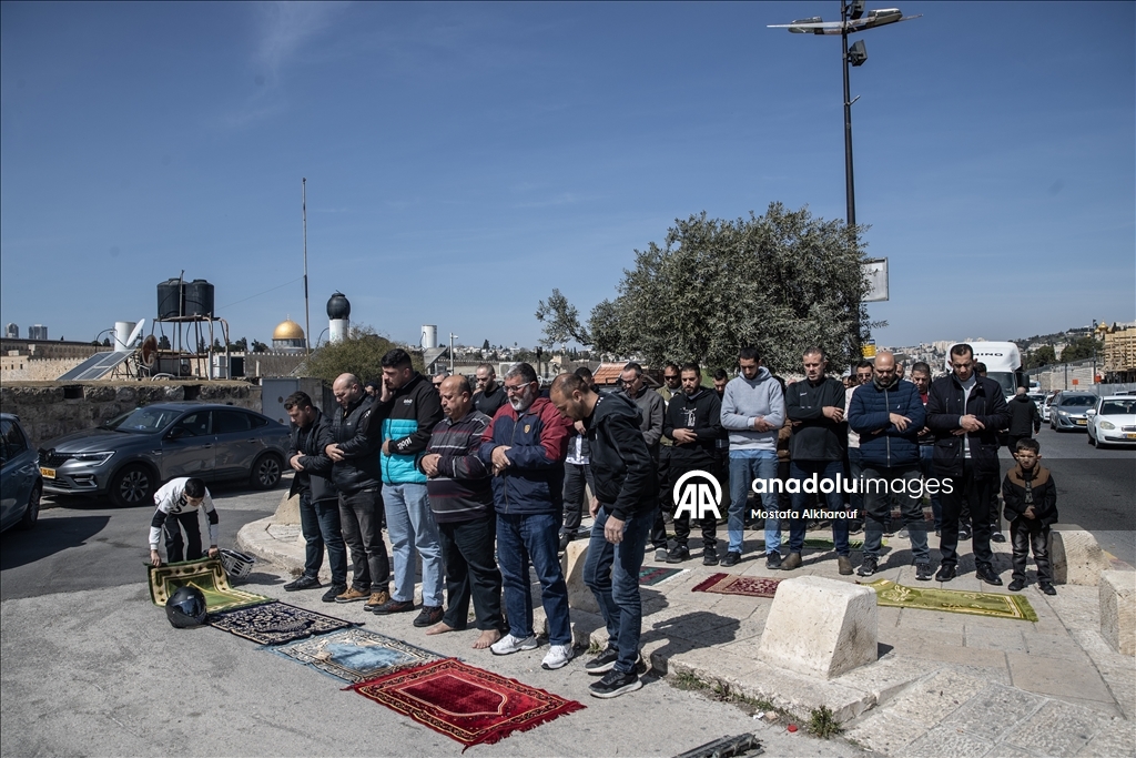 İsrail'in Mescid-i Aksa'yı ibadete kapatması üzerine Filistinliler cuma namazını sokaklarda kıldı
