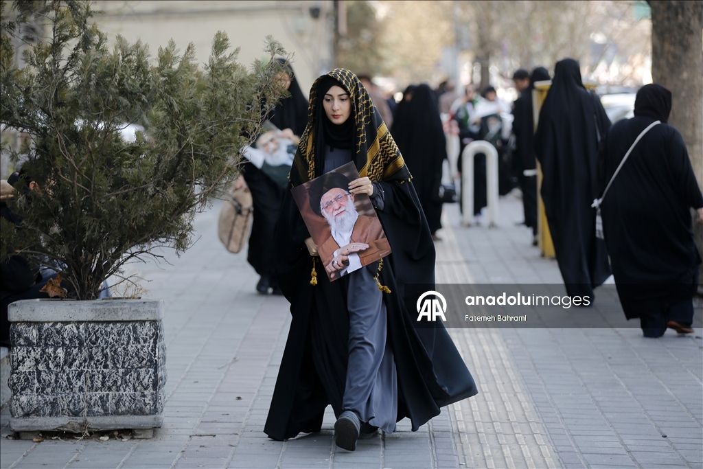 Tahran’da cuma namazının ardından toplanan kalabalık ABD ve İsrail’i protesto etti