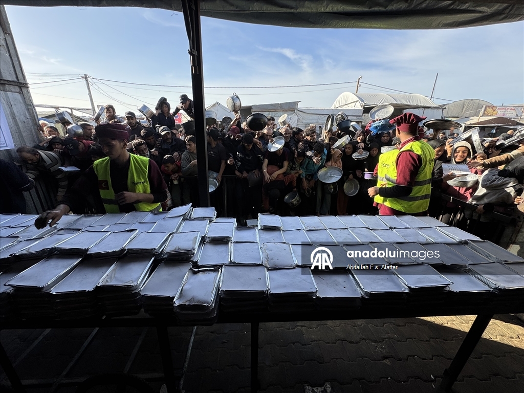 Gazze'de yerinden edilmiş Filistinlilere sıcak yemek dağıtımı yapıldı
