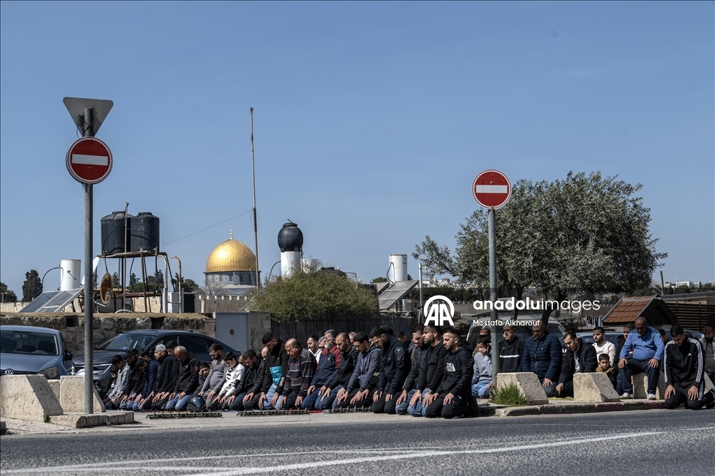 İsrail'in Mescid-i Aksa'yı ibadete kapatması üzerine Filistinliler cuma namazını sokaklarda kıldı
